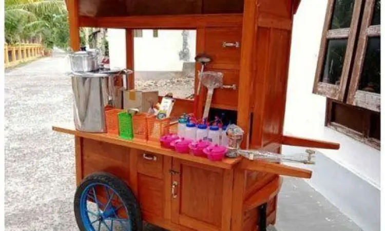 Proses Racik Mie Ayam penjual mie ayam biasa sedang meracik bumbu