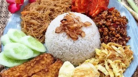 Hidangan Nasi Gurih Lengkap Sajian nasi gurih dengan lauk lengkap