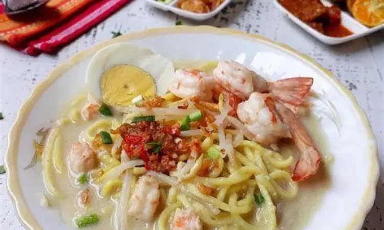 Proses memasak kuah kental mie celor di kuali