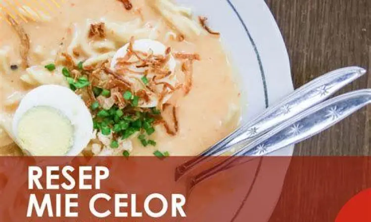 Penyajian mie celor dengan telur rebus dan kucai
