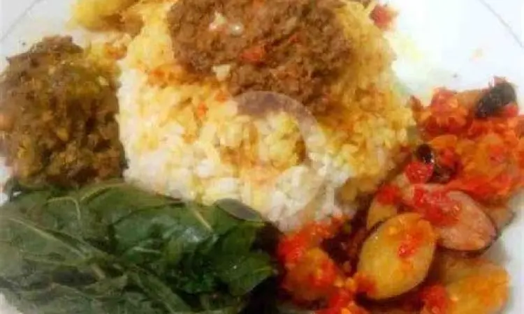 Sajian Lengkap Gulai Jengkol Penyajian gulai jengkol dengan nasi hangat