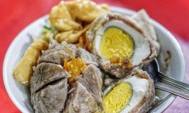 Variasi Bakso Nusantara Variasi bakso urat dan bakso telur dengan kuah melimpah