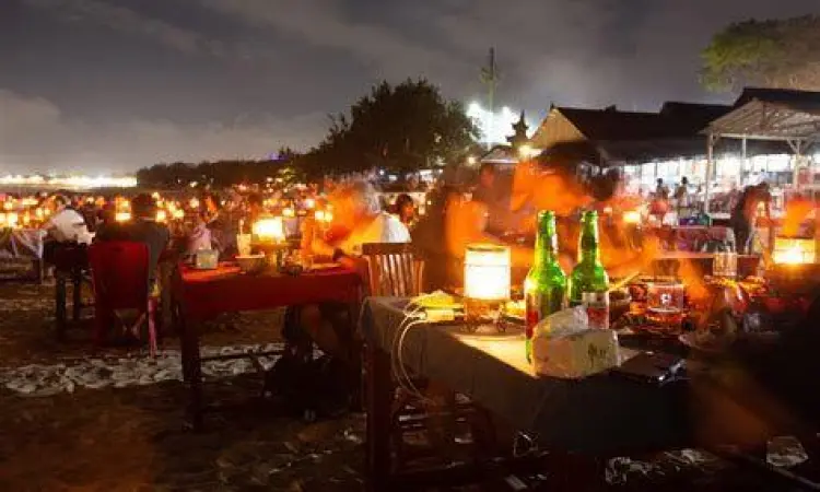 Suasana malam hari di pantai Jimbaran