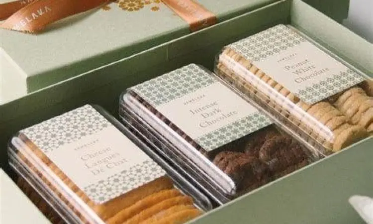Packaging hampers kue kering menggunakan keranjang rotan tradisional