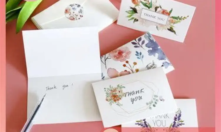 Kartu ucapan personal di atas hampers kue kering