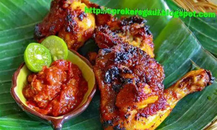komposisi piring ayam bakar dengan garnish