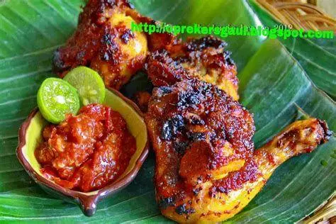 Food Styling Ayam Bakar komposisi piring ayam bakar dengan garnish
