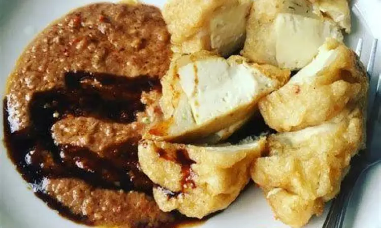 Toko Batagor Kingsley Jalan Veteran Suasana antrean pelanggan di toko Batagor Kingsley Bandung