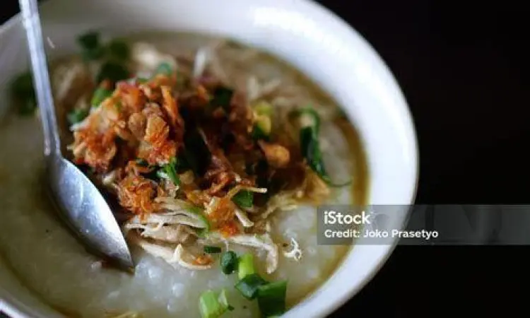 Visualisasi Bubur Ayam Klasik Bubur ayam tradisional dengan kuah kuning dan kerupuk