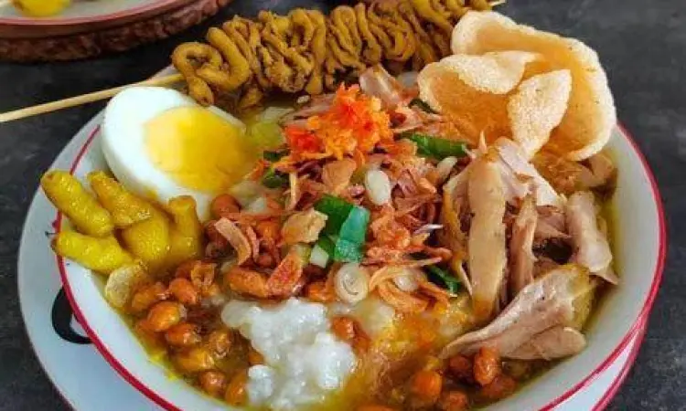 Plating Bubur Ayam Modern Plating bubur ayam modern di atas meja kayu