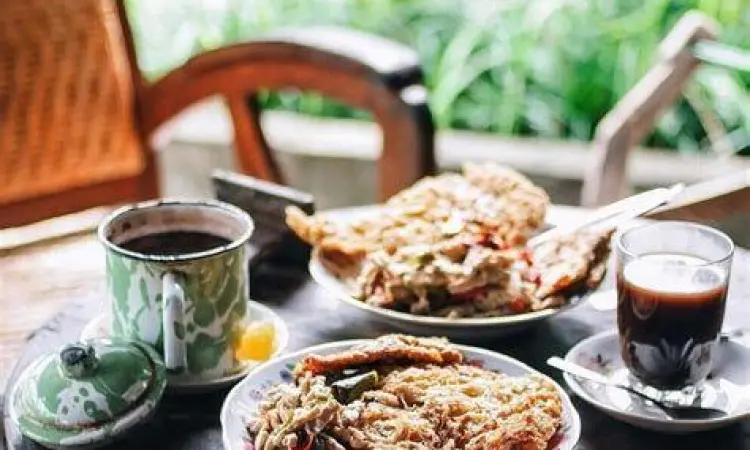 Pemandangan rumah joglo dan sawah di Waroeng Kopi Klotok