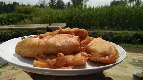 Pisang Goreng Legendaris Sajian pisang goreng panas di Waroeng Kopi Klotok
