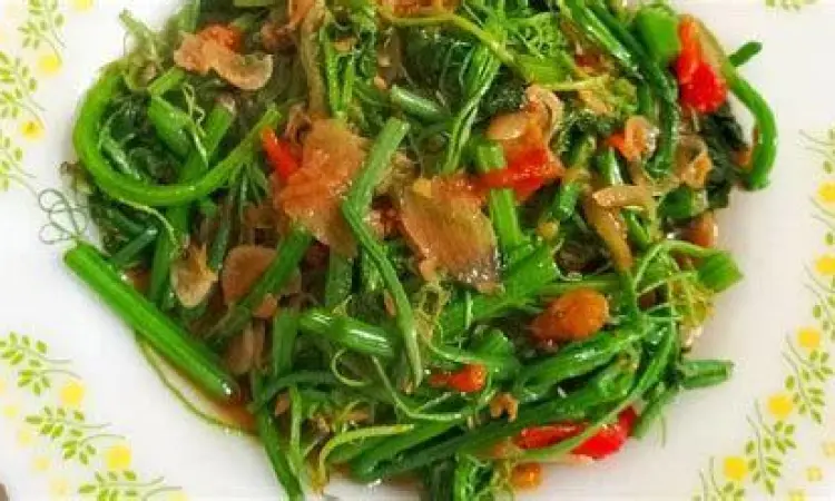 Pucuk Daun Labu Siam Pucuk daun labu siam segar di pasar tradisional