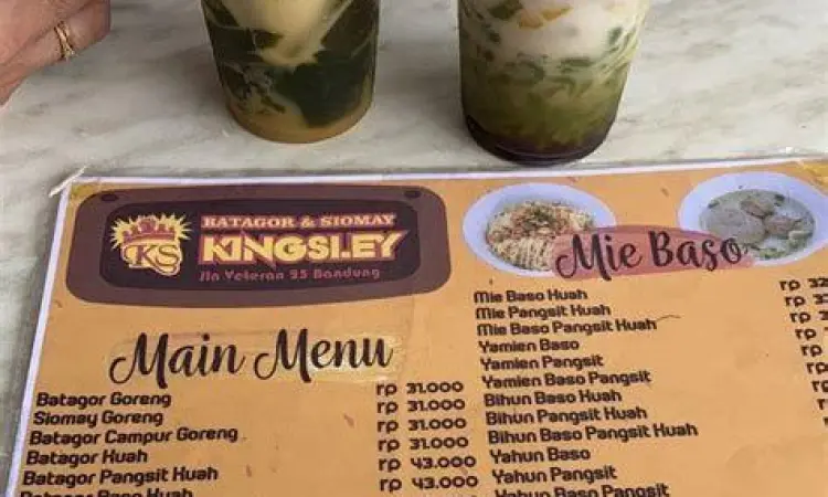 Suasana di dalam gerai Batagor Kingsley Veteran