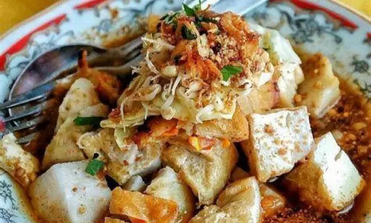 Kupat Tahu Magelang Autentik piring berisi kupat tahu magelang lengkap dengan bakwan dan tauge