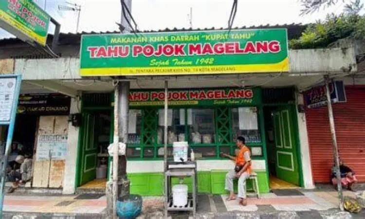 Warung Tahu Pojok Langganan Pejabat foto warung tahu pojok dengan dinding penuh foto tokoh negara