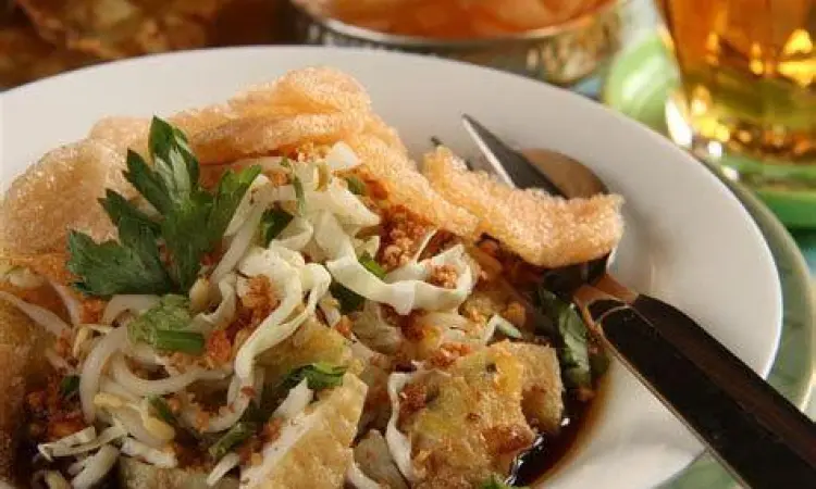 tampilan close up bumbu kacang cair kupat tahu magelang