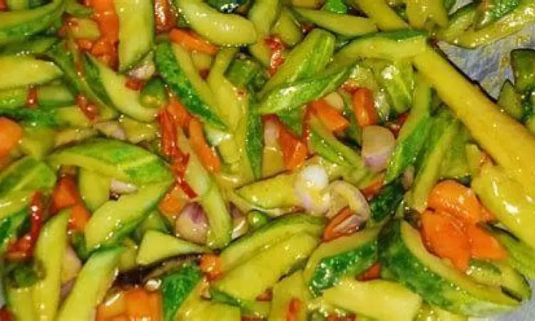 Penyajian acar kuning di piring kecil