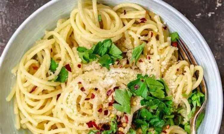 Bahan Utama Aglio Olio Bahan utama pasta aglio olio seperti bawang putih dan minyak zaitun
