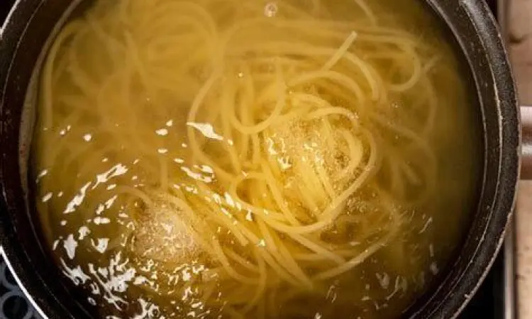 Proses merebus spaghetti dalam air mendidih yang diberi garam