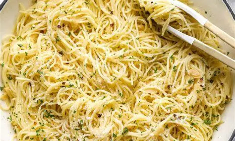 Teknik mengaduk pasta di wajan untuk menciptakan emulsi saus