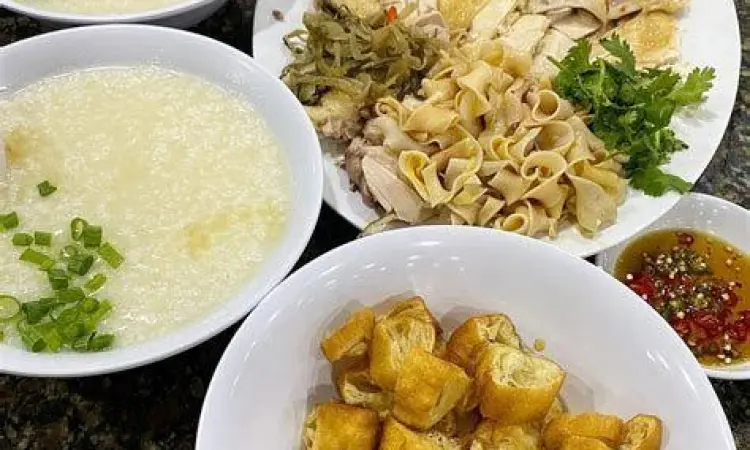 ayam rebus pek cam kee sebagai pendamping bubur