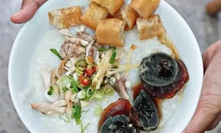 Telur Pitan Otentik telur pitan hitam sebagai topping bubur