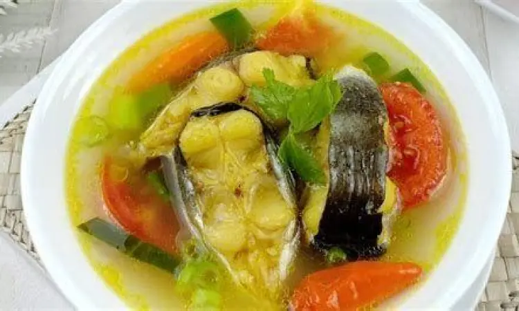 Proses merebus sop ikan patin dengan bumbu rempah