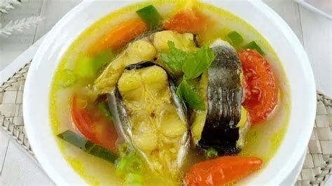 Memasak Sop Ikan Patin Proses merebus sop ikan patin dengan bumbu rempah