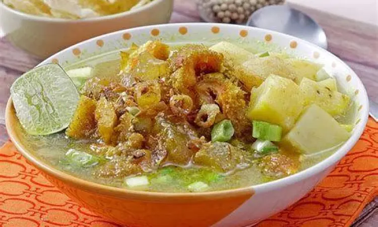 Soto babat disajikan dengan nasi putih