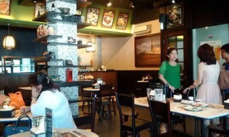 Interior RM Cut Nyak Suasana nyaman di dalam RM Cut Nyak saat jam makan siang