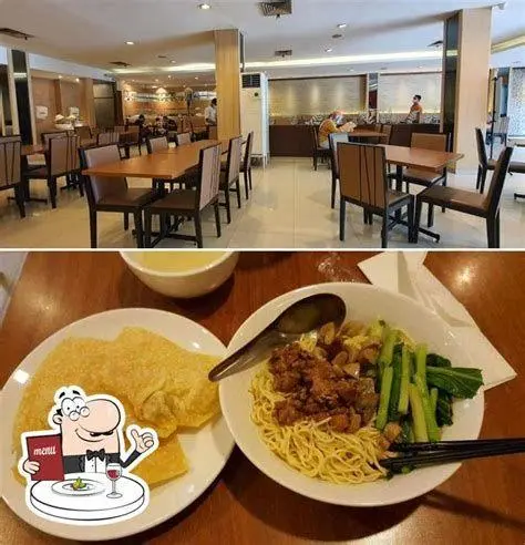 Suasana Bakmi Toko Tiga Suasana restoran Bakmi Toko Tiga yang nyaman