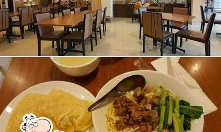 Sajian bakmi goreng spesial dari Bakmi Toko Tiga