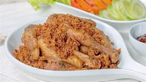 Ayam Goreng Kremes Tradisional Ayam goreng kremes dengan bumbu kuning meresap