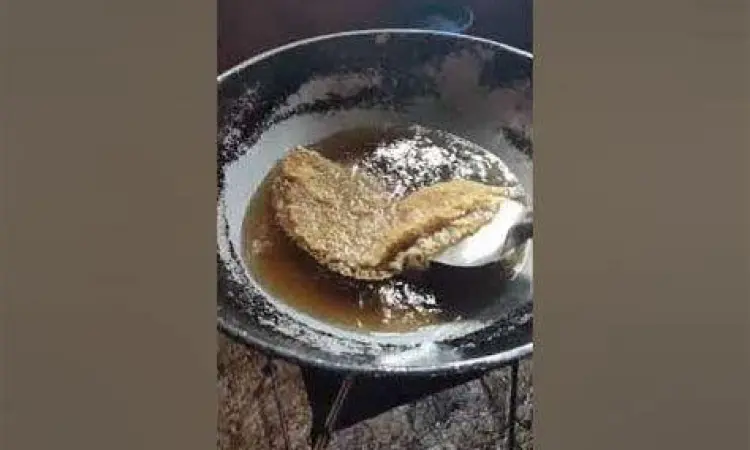 Proses menuangkan adonan kremesan ke minyak panas