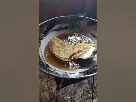 Teknik Menggoreng Kremesan Proses menuangkan adonan kremesan ke minyak panas