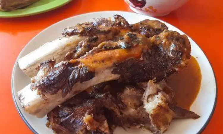 Sajian Konro Bakar dengan saus kacang tebal