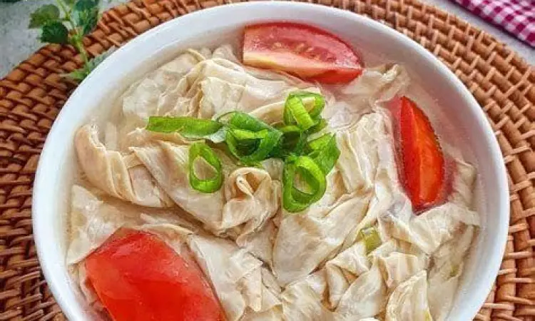 Sajian sup bening dengan kulit kembang tahu dan sayuran