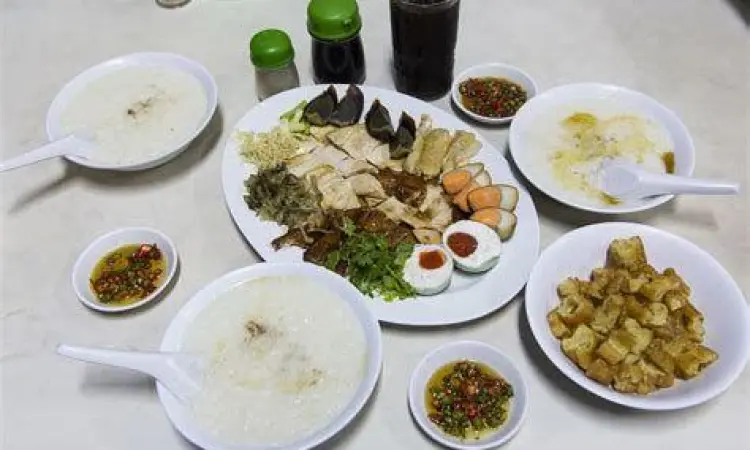 Bubur ayam spesial Mangga Besar dengan ayam pek cam ke