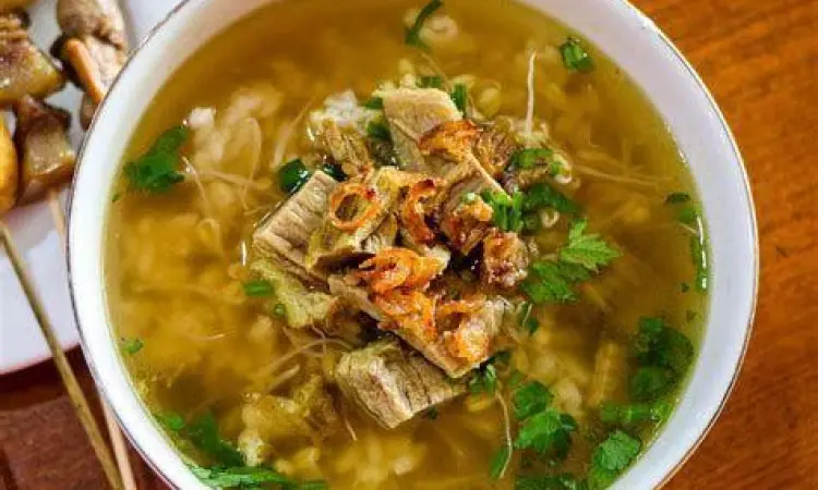 Sajian soto daging bening khas daerah Jawa Tengah