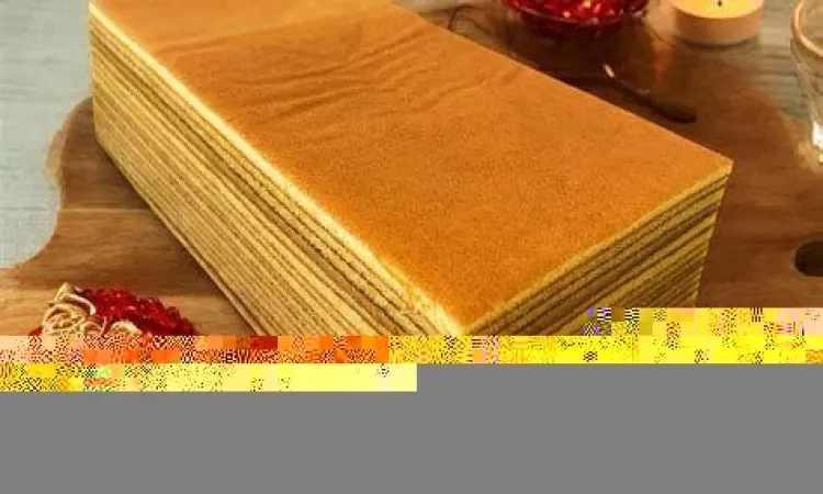 Lapisan detail kue lapis legit yang rapi dan berminyak