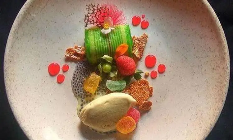 Modern Fusion Cake Kue modern dengan sentuhan bahan tradisional Indonesia