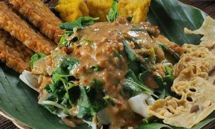 proses menumbuk sambal pecel