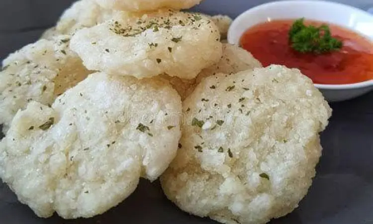 Cireng disajikan dengan bumbu rujak