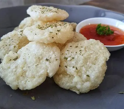 Penyajian Cireng Rujak Cireng disajikan dengan bumbu rujak