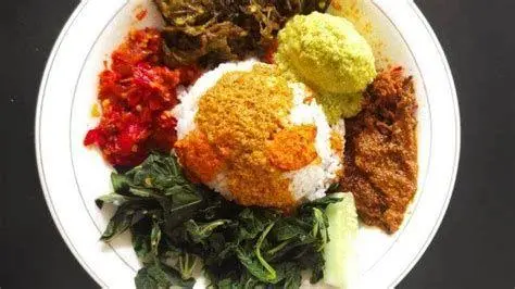 Nasi Padang Ayam Balado Sajian nasi padang lengkap dengan lauk ayam balado