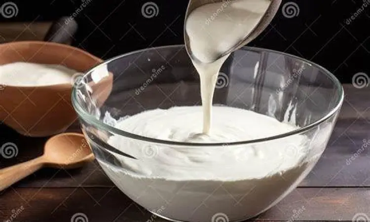 Inokulasi Bakteri Mencampurkan starter yogurt ke dalam susu hangat