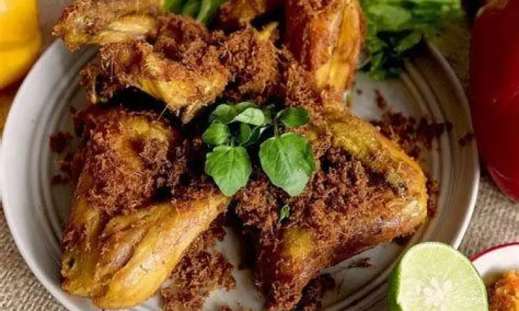 Teknik Ungkep Ayam Proses mengungkep ayam dengan bumbu kuning rempah