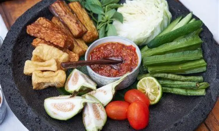 Sambal dan Lalapan Sambal terasi pedas dan lalapan segar sebagai pelengkap