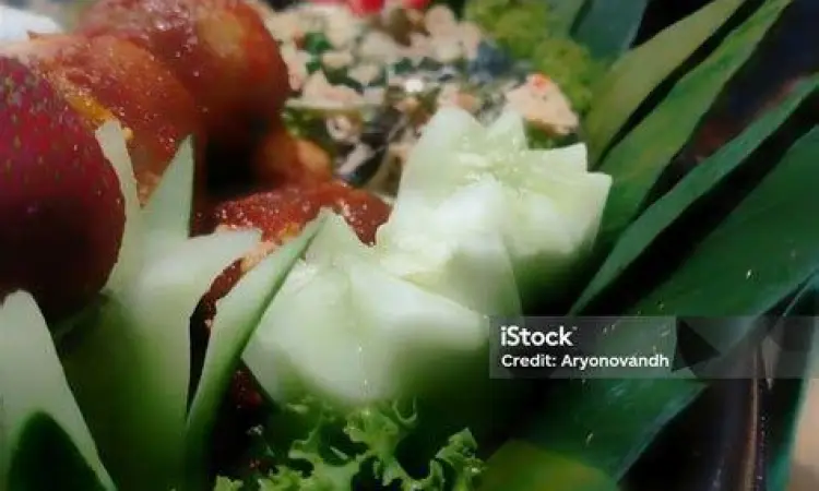 hiasan sayuran pada nasi tumpeng